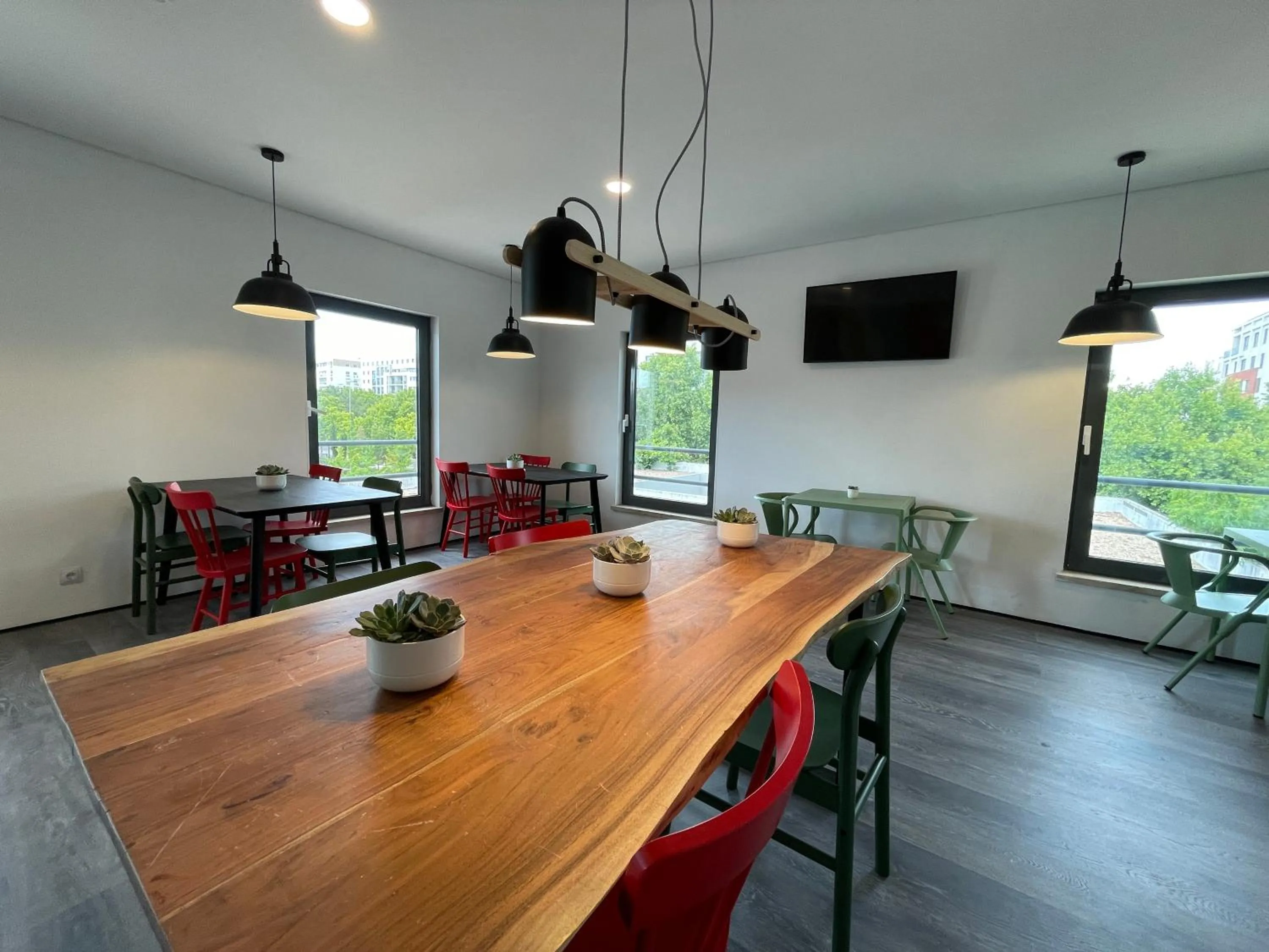 Communal lounge/ TV room in HI Parque das Nações – Pousada de Juventude