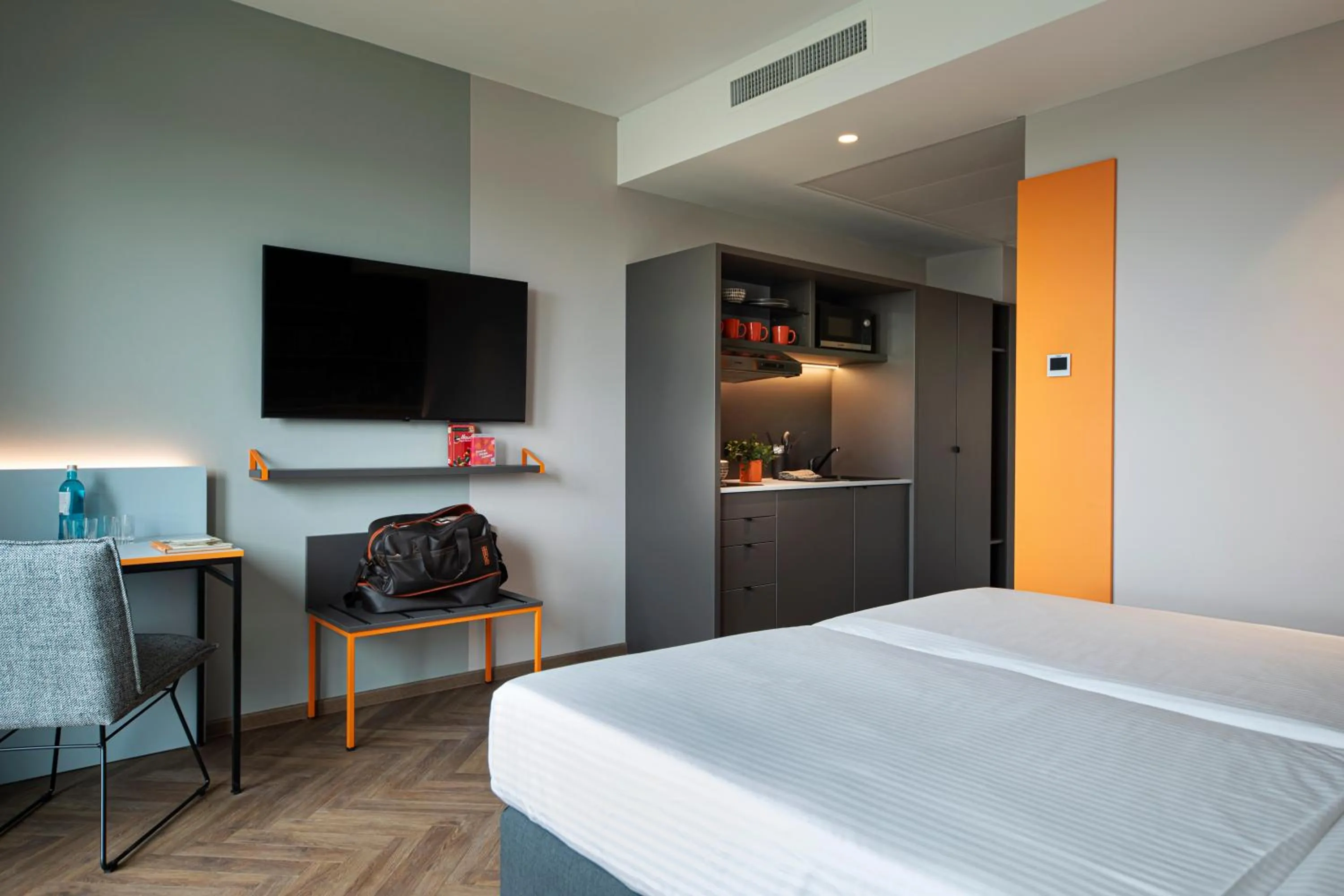 Living room, Bed in LOGINN Hotel Köln Airport