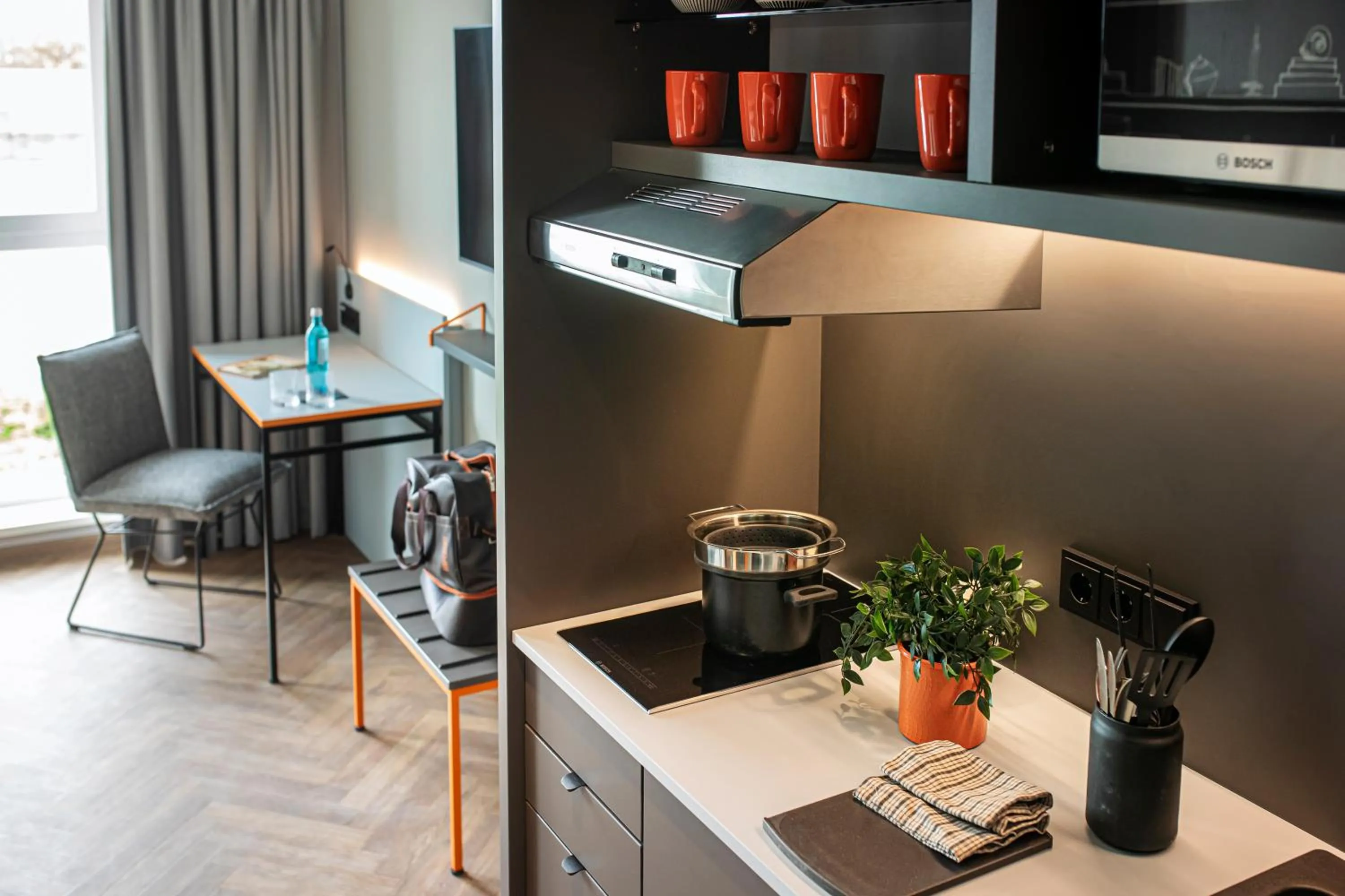 Kitchen or kitchenette in LOGINN Hotel Köln Airport