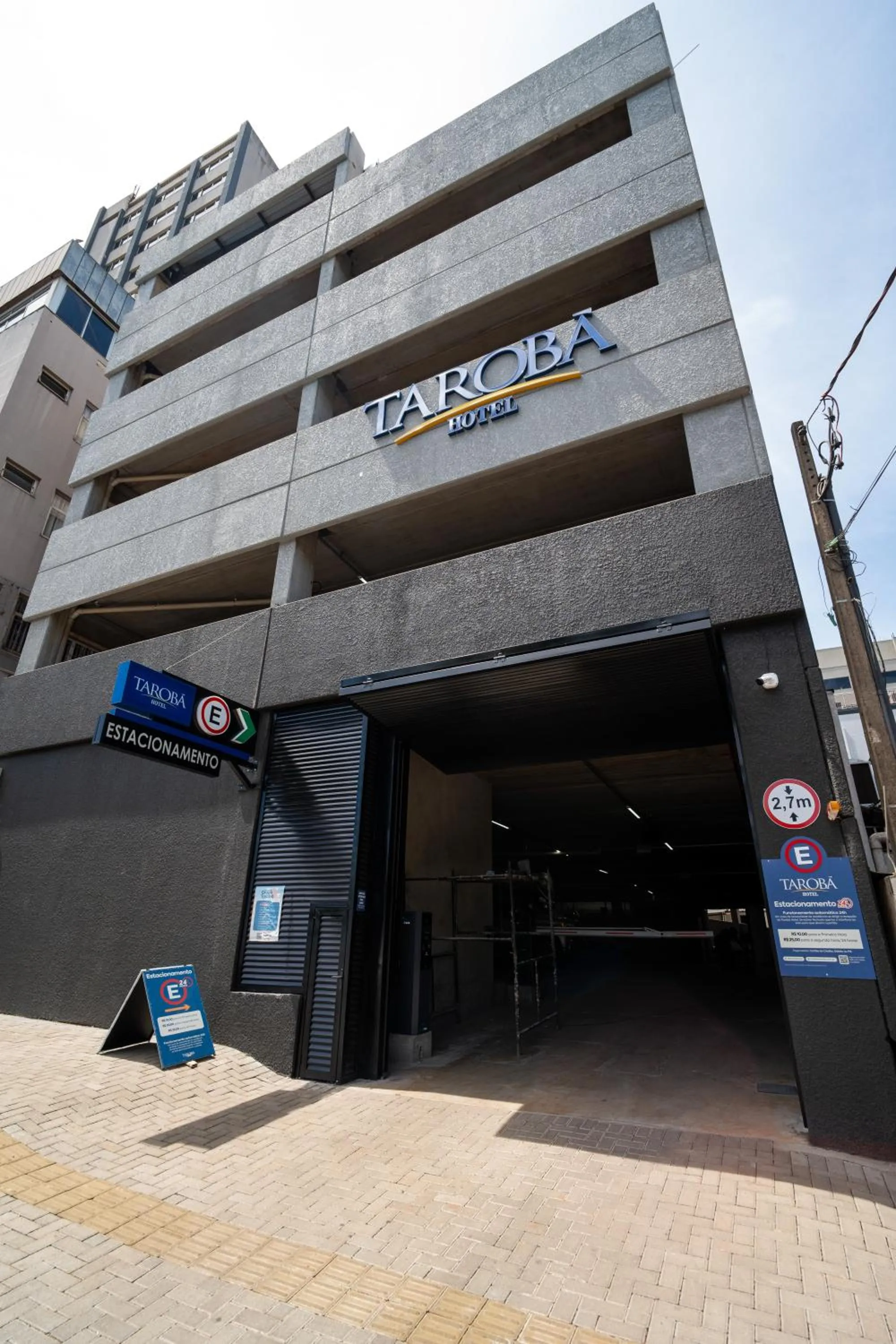 Parking in Tarobá Hotel