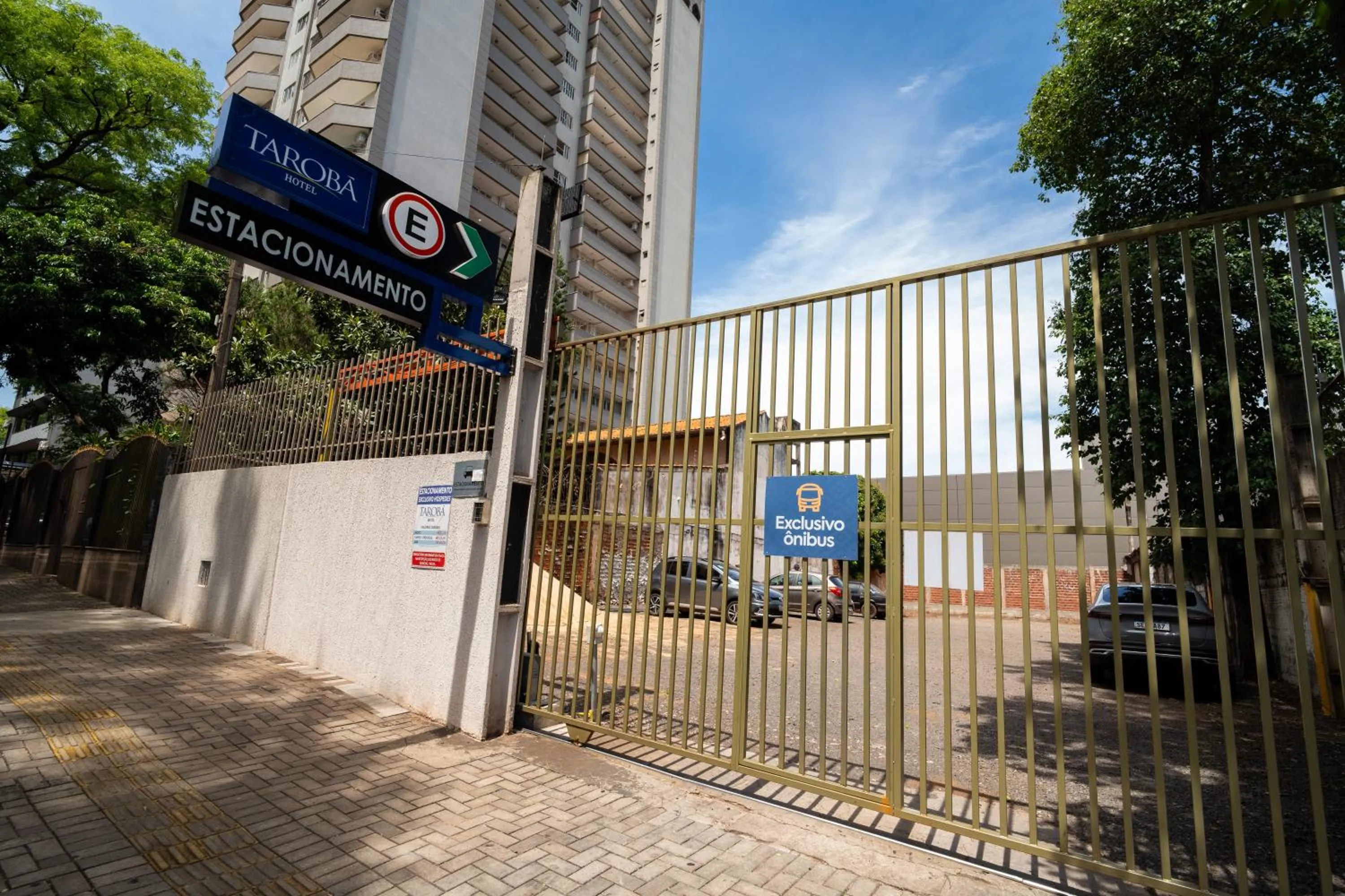 Parking in Tarobá Hotel