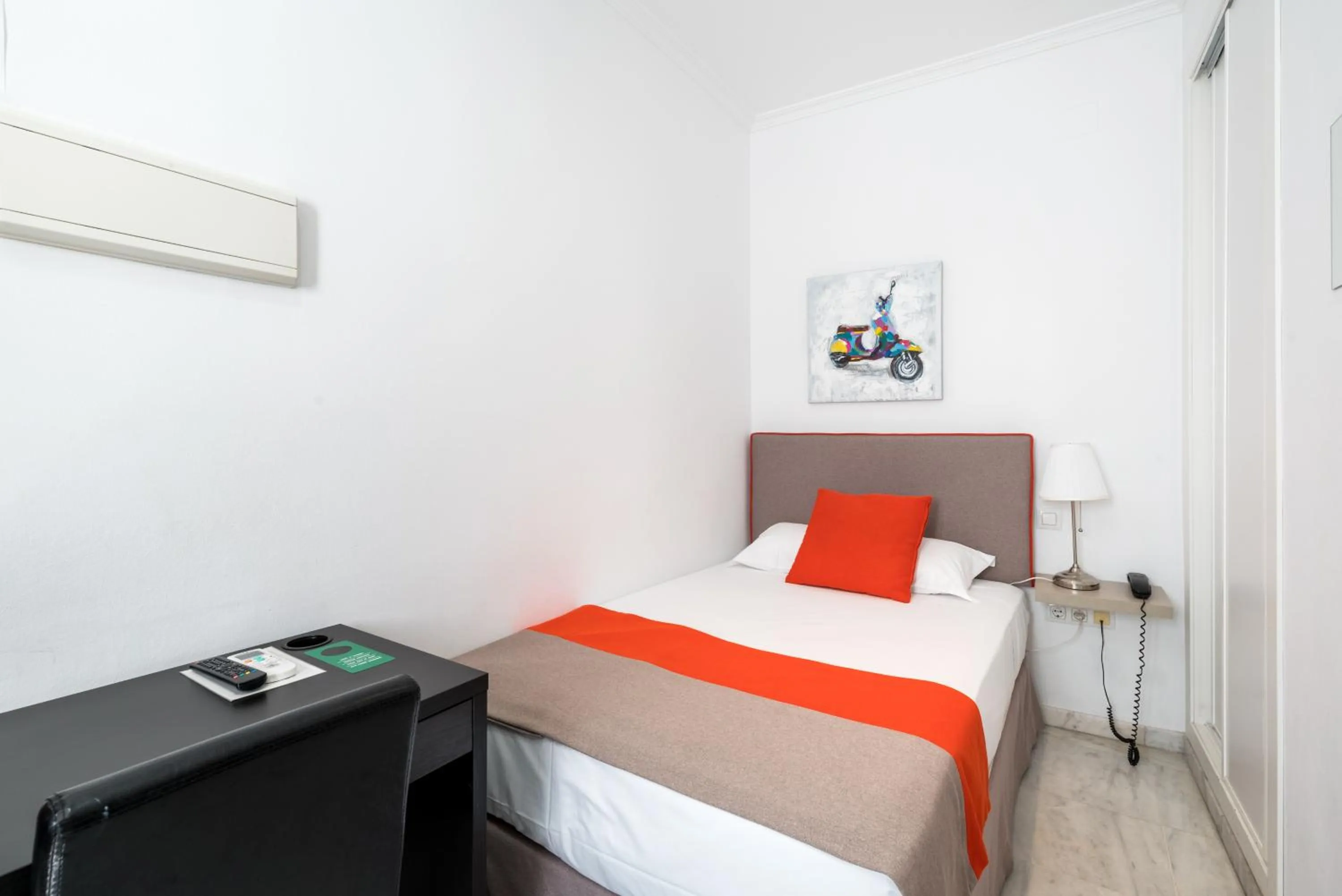 Bed in Cool Sevilla Hotel