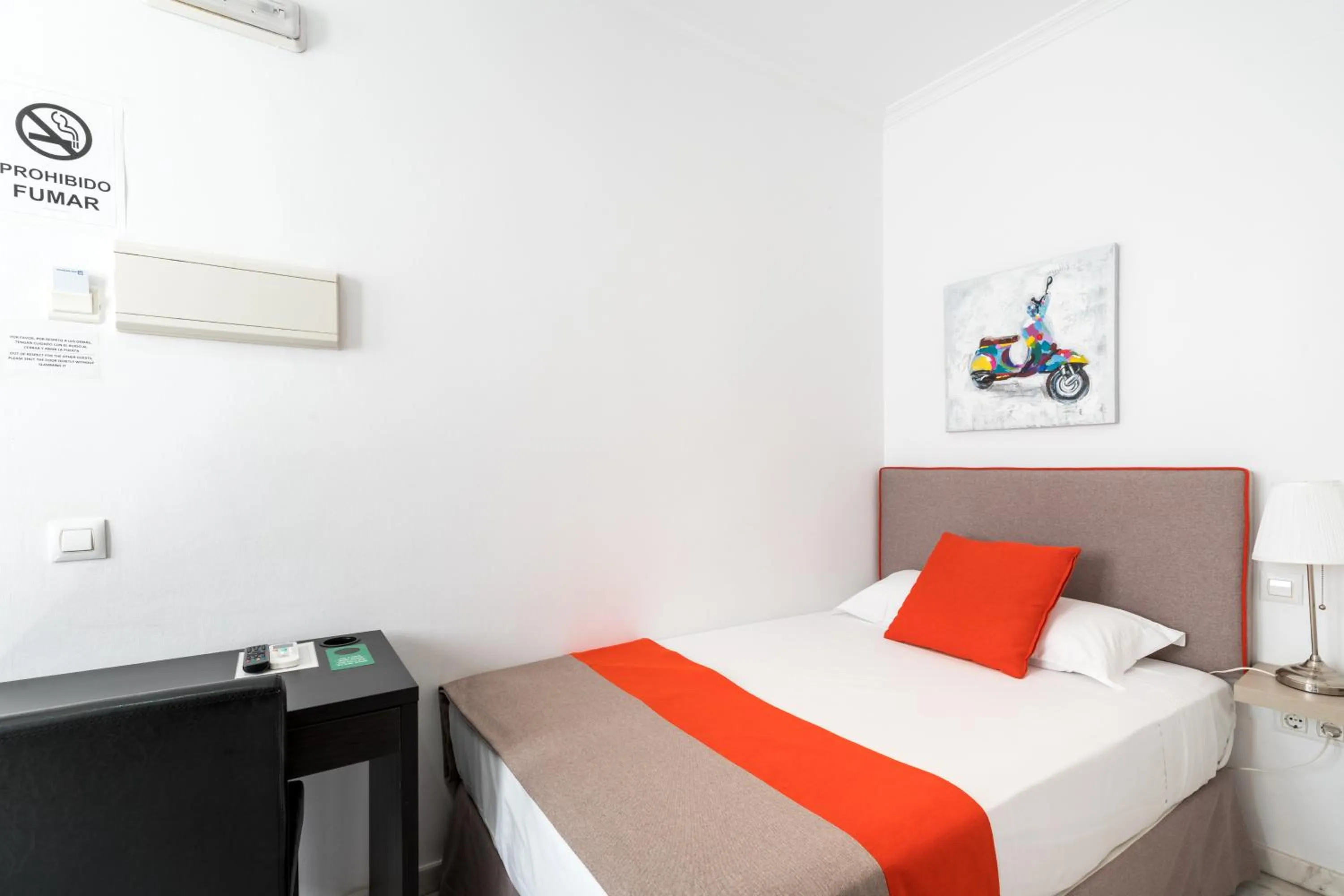 Bed in Cool Sevilla Hotel