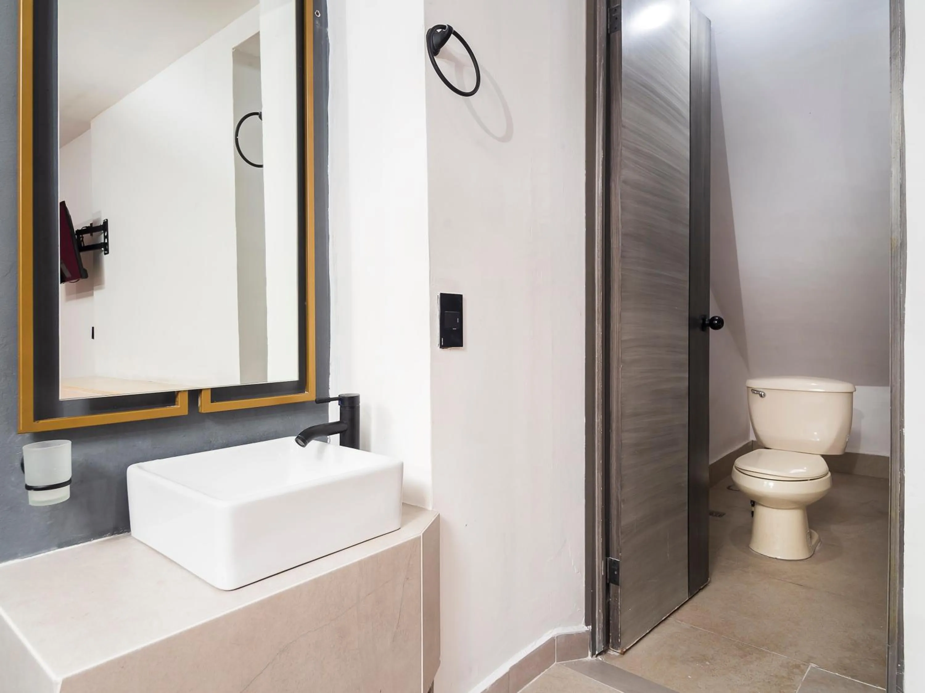 Bathroom in Adhoc Cintermex