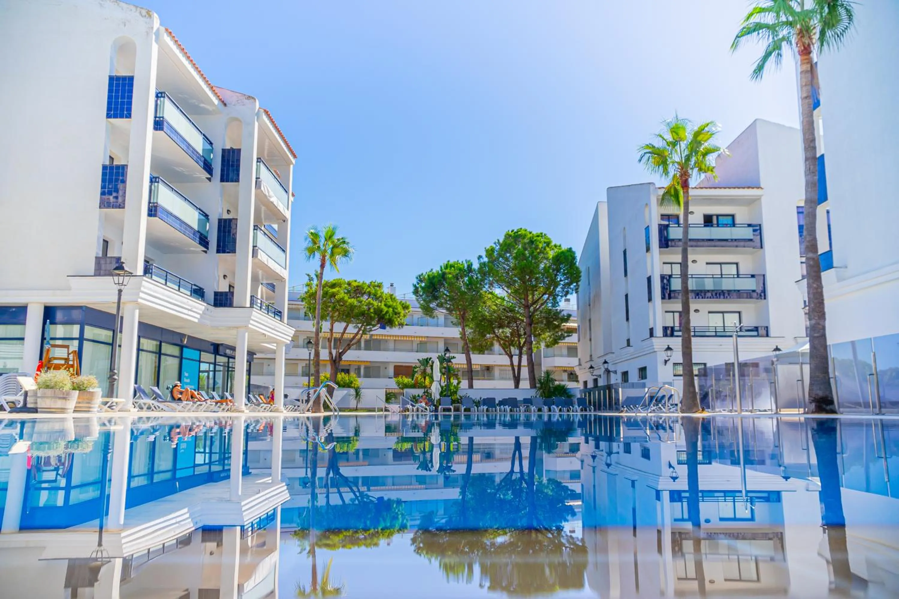 Swimming pool in Pins Platja Apartments