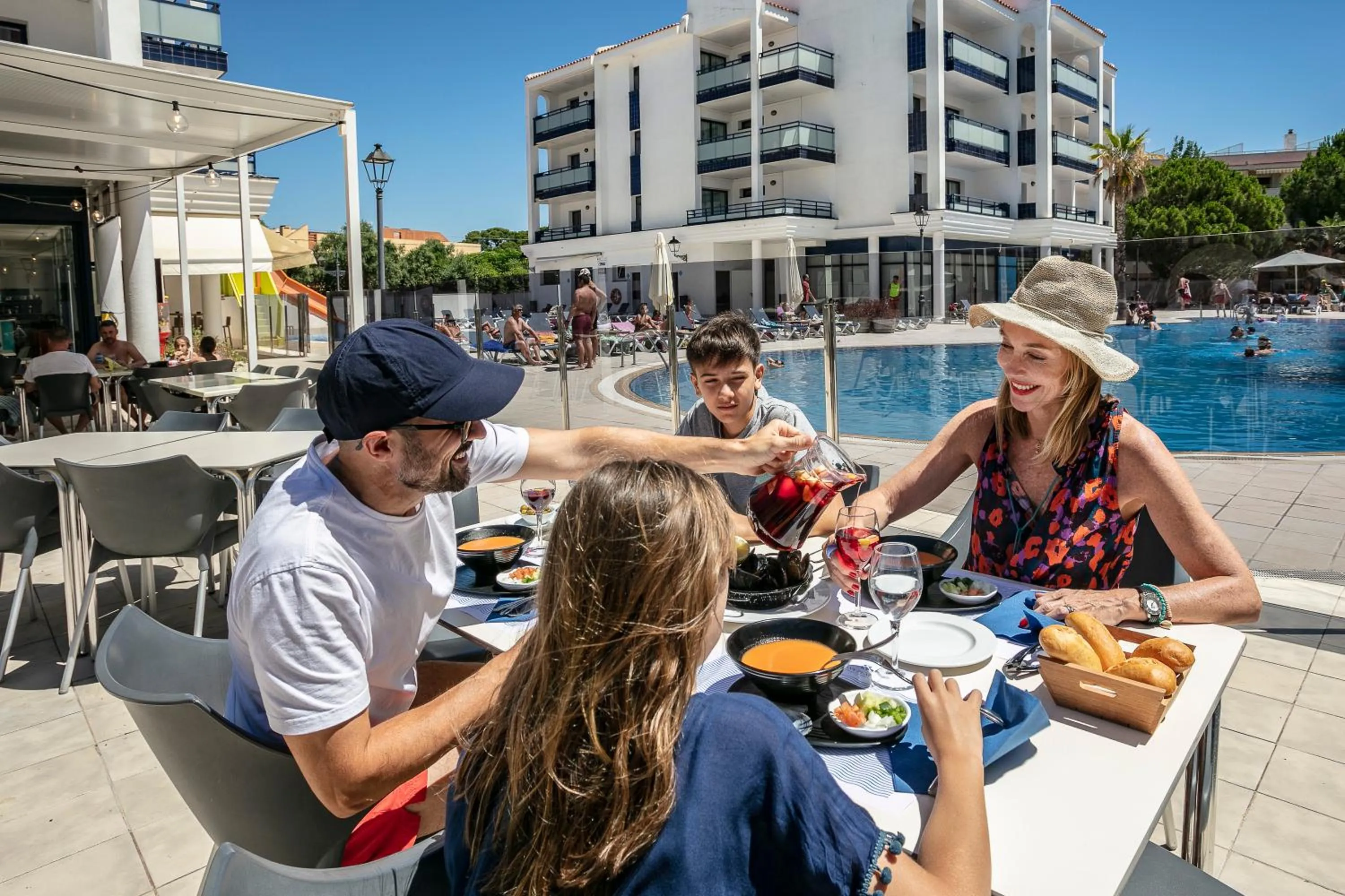 Restaurant/places to eat in Pins Platja Apartments