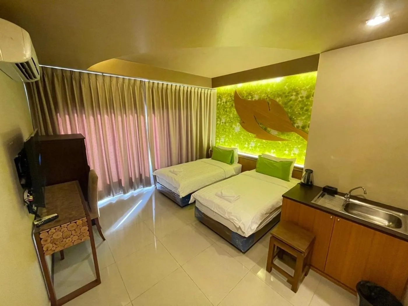 Property building, Bed in Le Ram Hotel No window