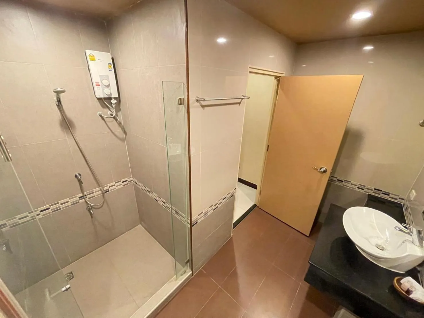 Shower in Le Ram Hotel No window