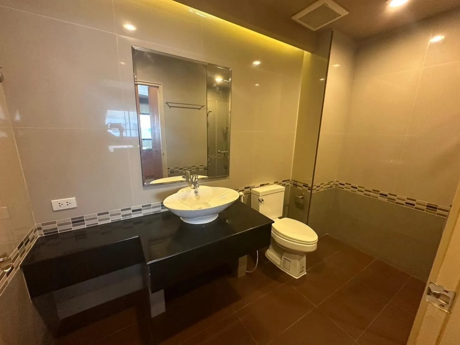 Shower in Le Ram Hotel No window