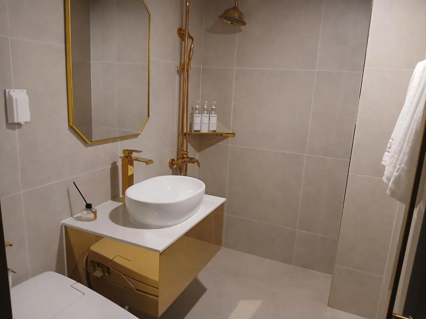 Daeyeon Grandis Hotel