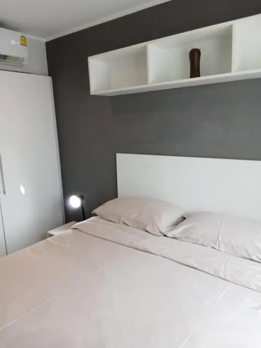 Bed in Large Corner Apartment 1BR - NV-207