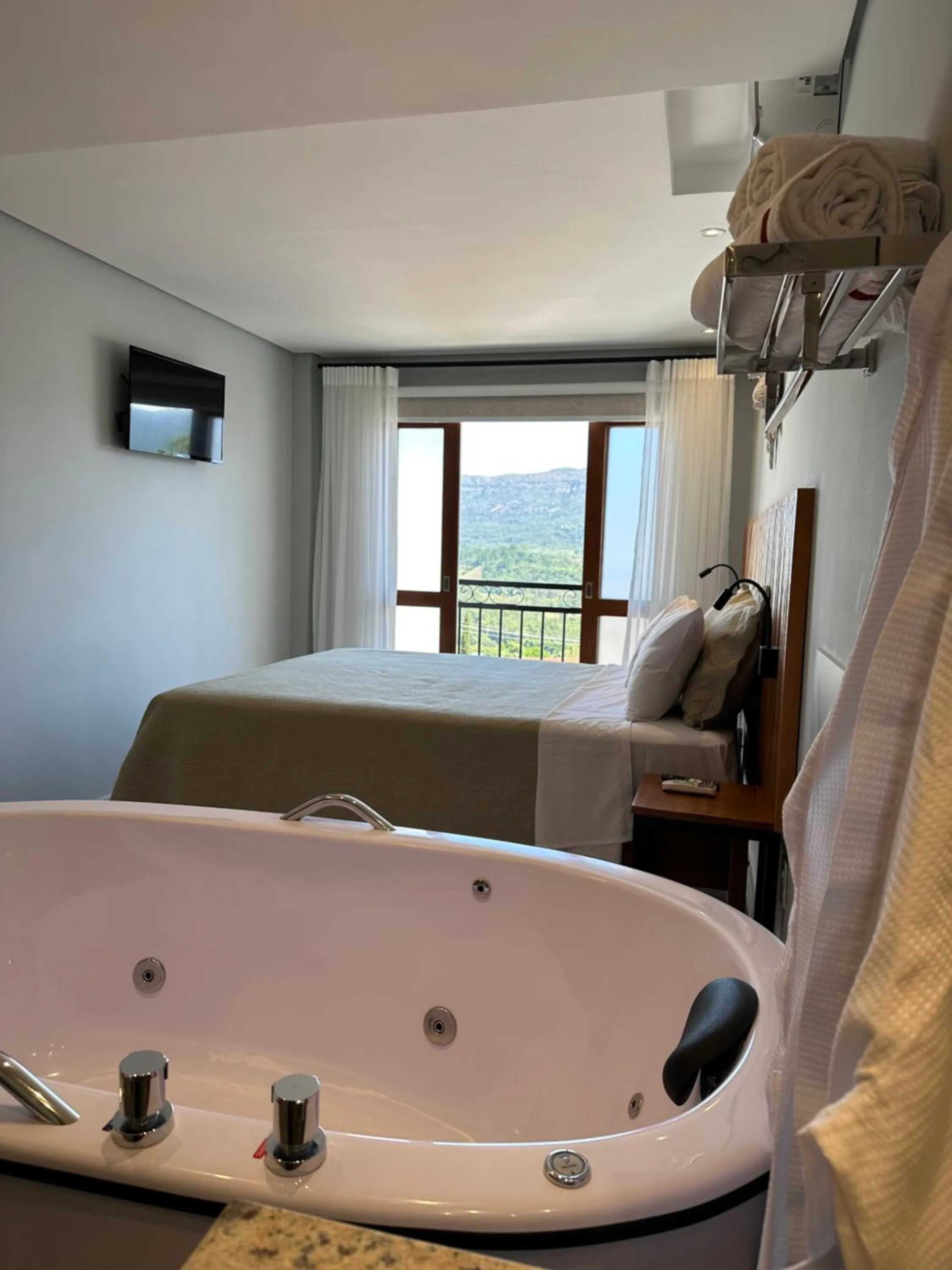 Hot Tub, Bed in Pousada Maria Monteiro Tiradentes