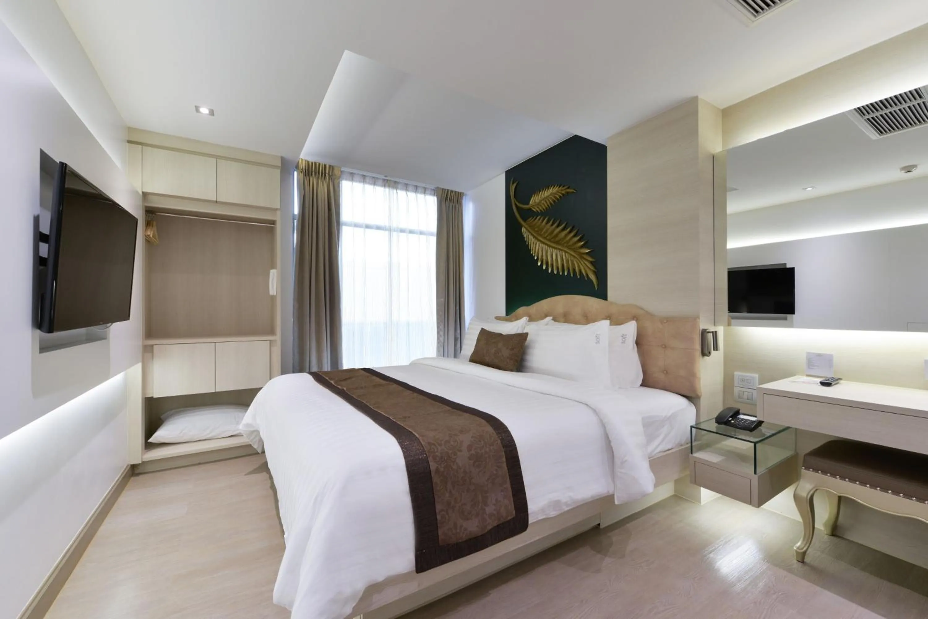 Bed in Syama Mansion Phromphong