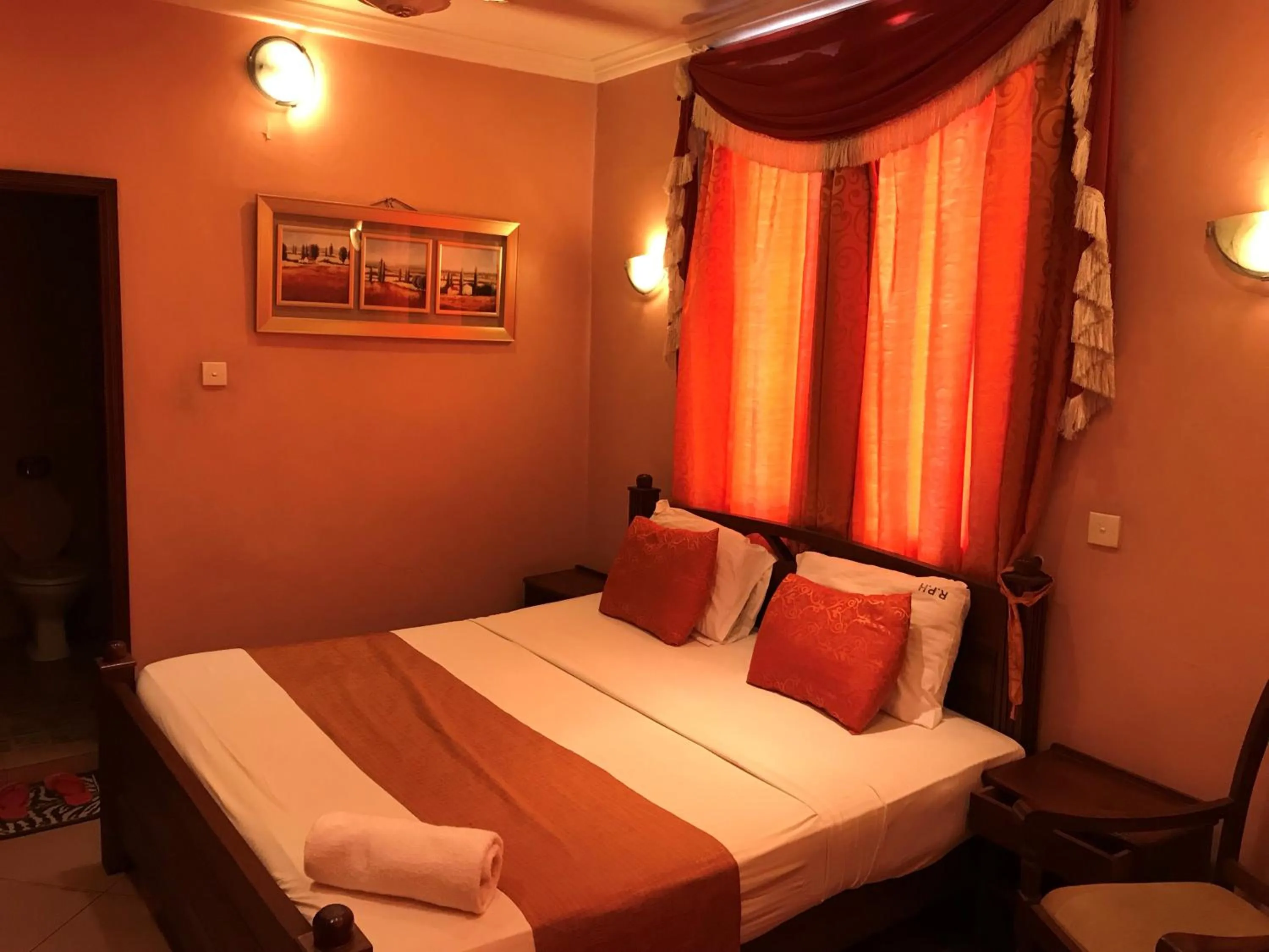 Bedroom, Bed in Regency Park Hotel