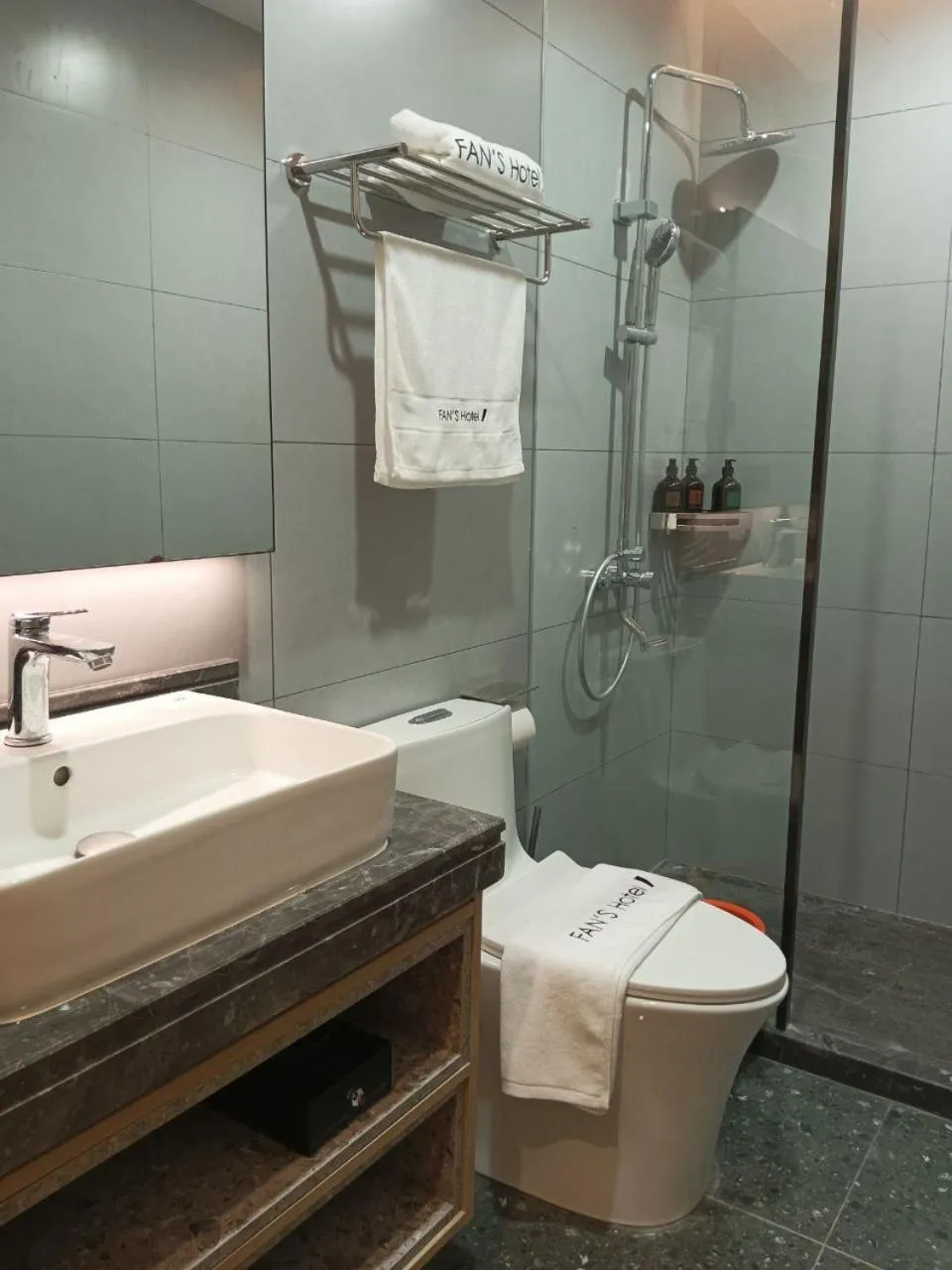 Shower in Fan's Hotel Palo