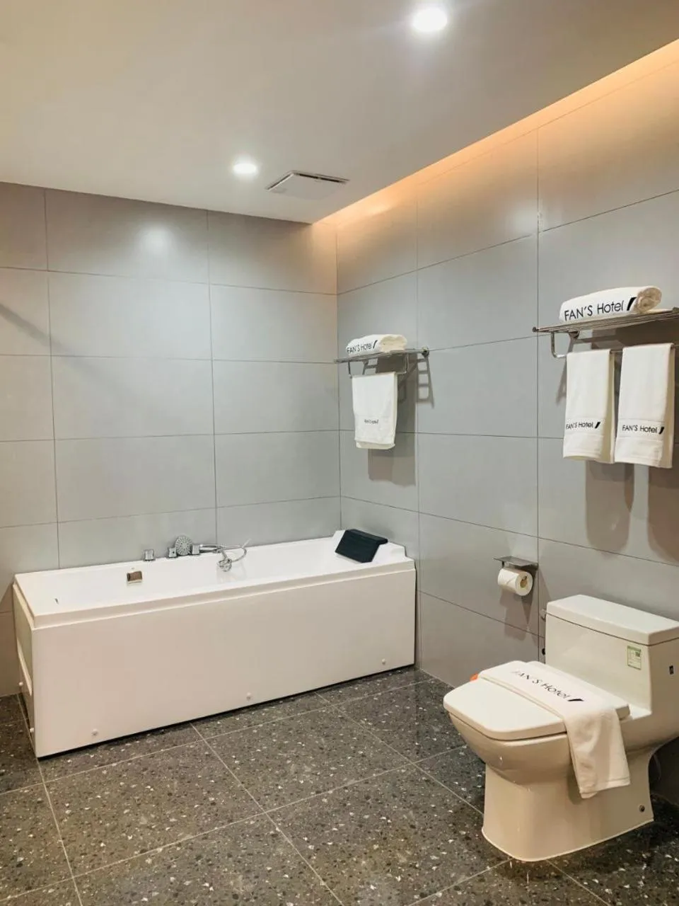 Toilet in Fan's Hotel Palo