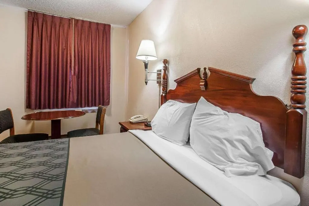 Bed in Quality Inn Brownsville