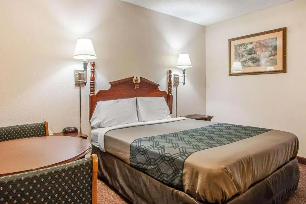 Bed in Quality Inn Brownsville