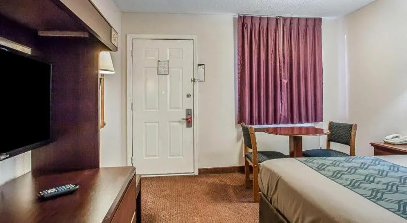 Bed in Quality Inn Brownsville