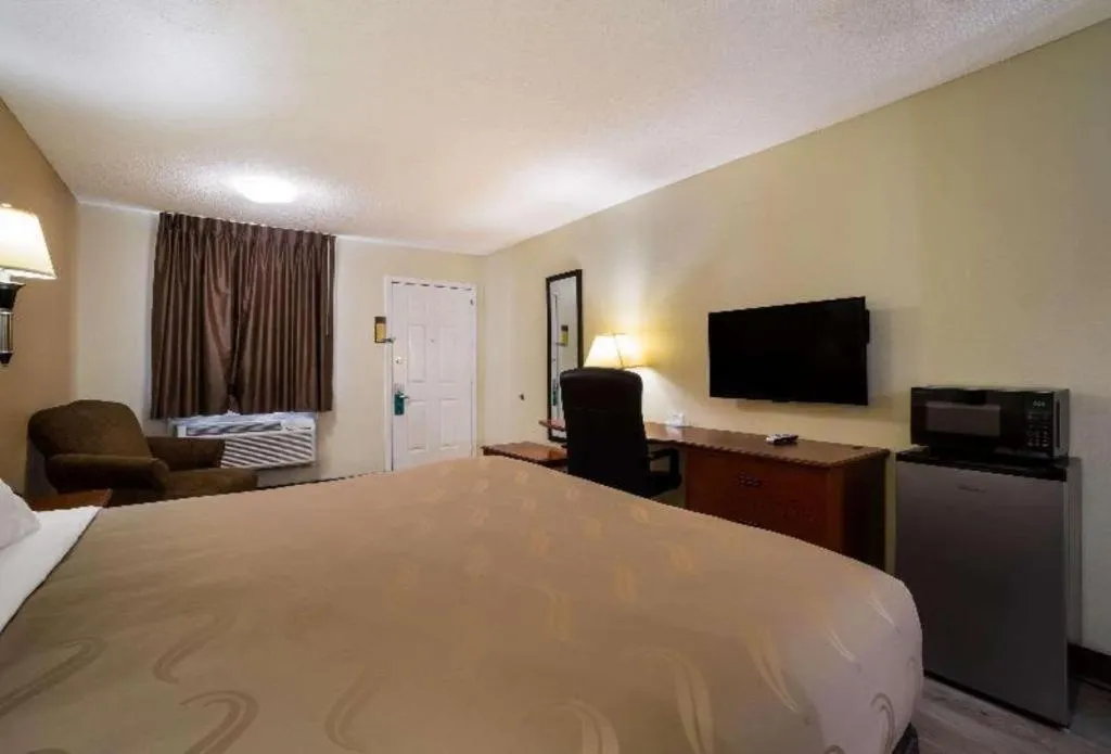 Bed in Quality Inn Brownsville