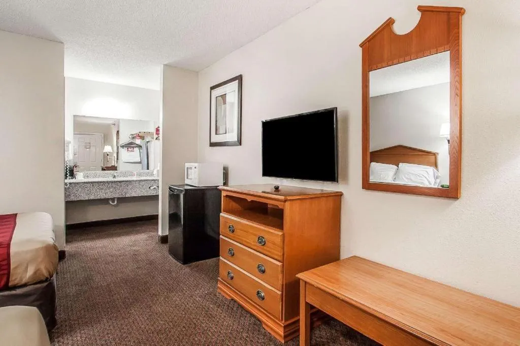 Bed in Quality Inn Brownsville