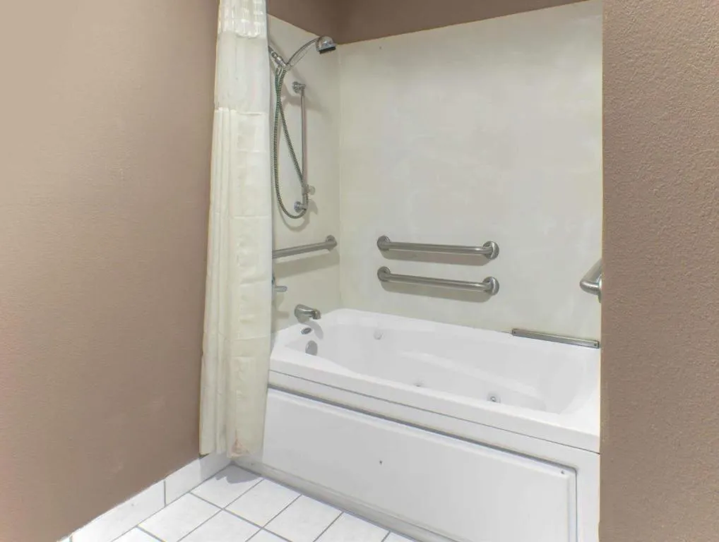 Knights Inn - Forest Hill, TX