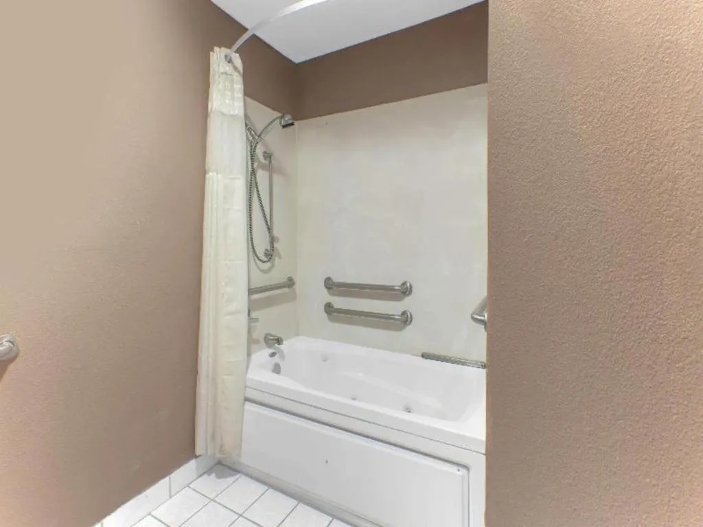 Knights Inn - Forest Hill, TX