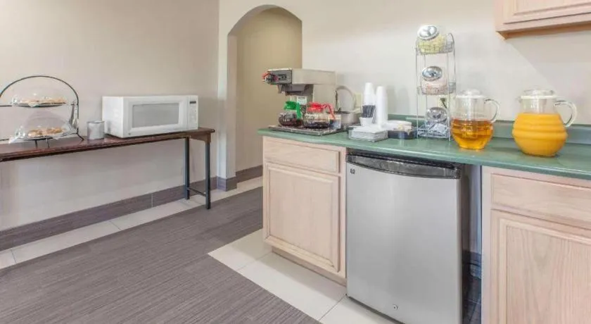 Knights Inn - Forest Hill, TX