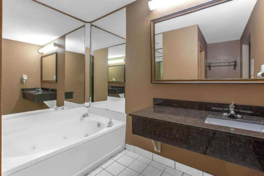 Knights Inn - Forest Hill, TX