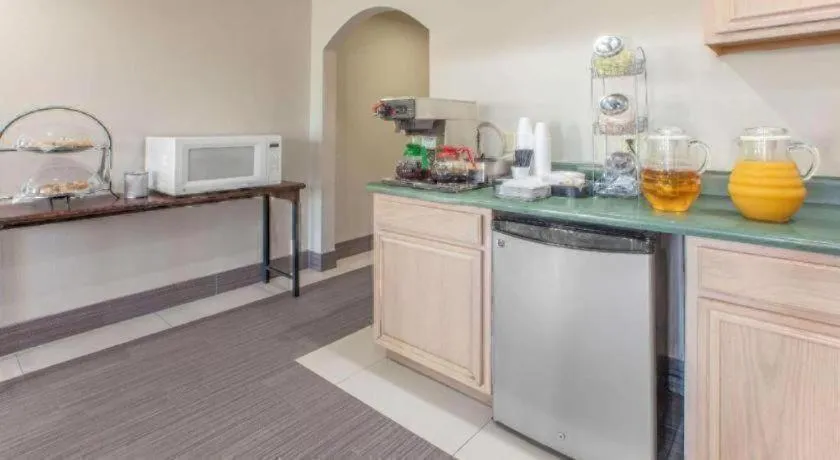 Knights Inn - Forest Hill, TX