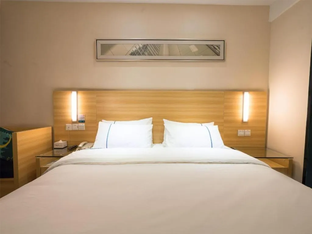 Bed in City Comfort Inn Wuhan High Speed Railway Station