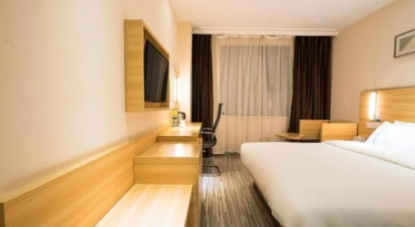 Bed in City Comfort Inn Wuhan High Speed Railway Station