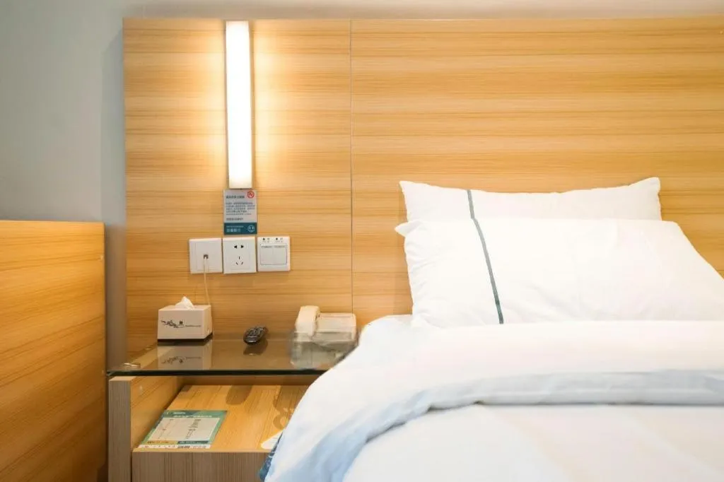 Bed in City Comfort Inn Wuhan High Speed Railway Station