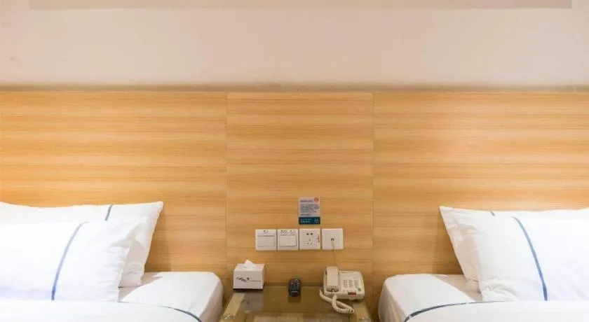 Bed in City Comfort Inn Wuhan High Speed Railway Station
