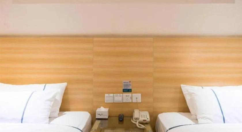 Bed in City Comfort Inn Wuhan High Speed Railway Station