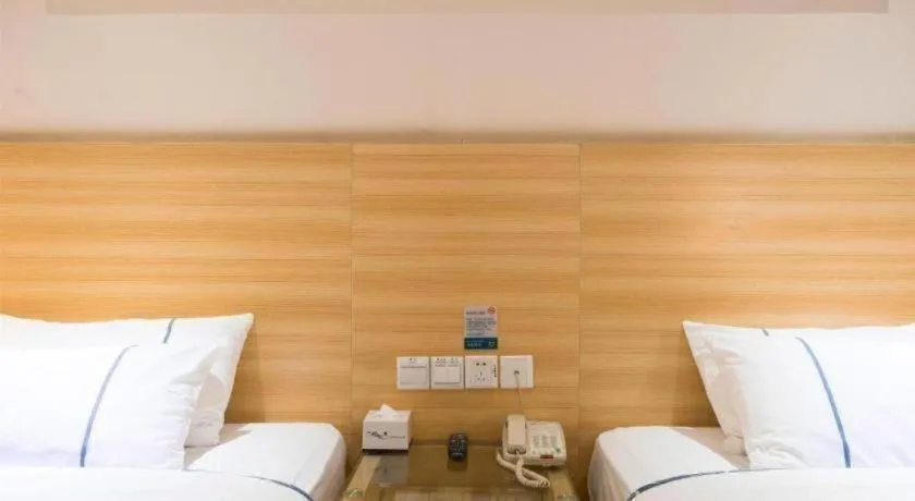 Bed in City Comfort Inn Wuhan High Speed Railway Station