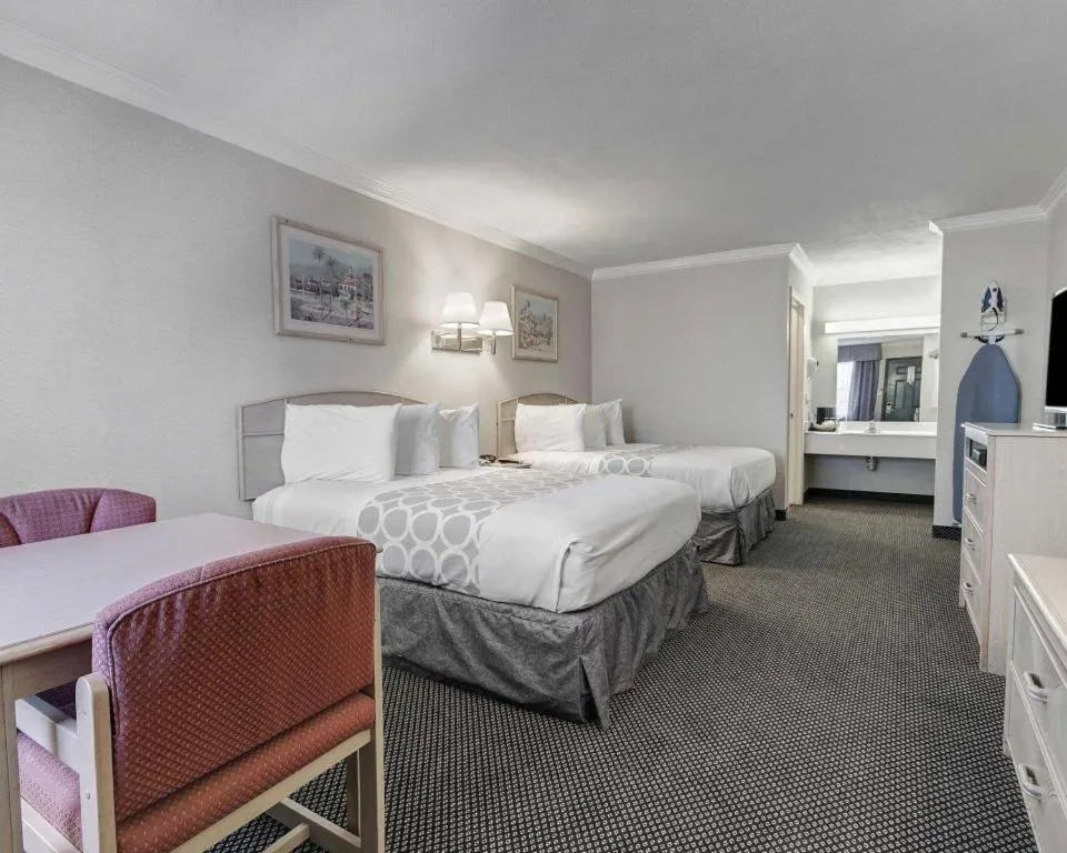 Bed in Econo Lodge Van Horn