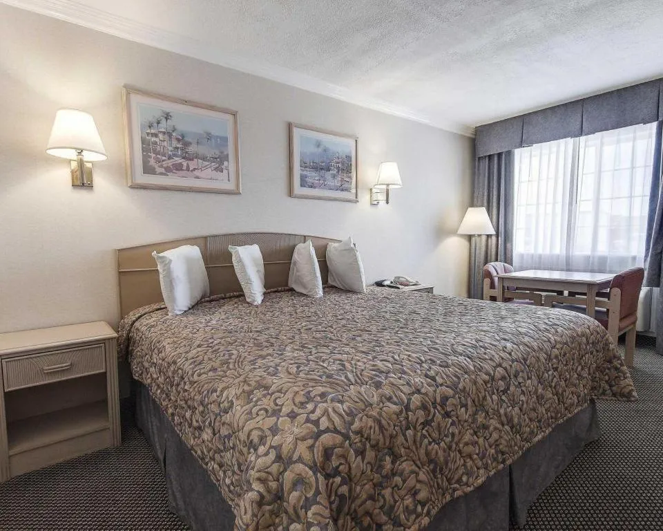 Bed in Econo Lodge Van Horn