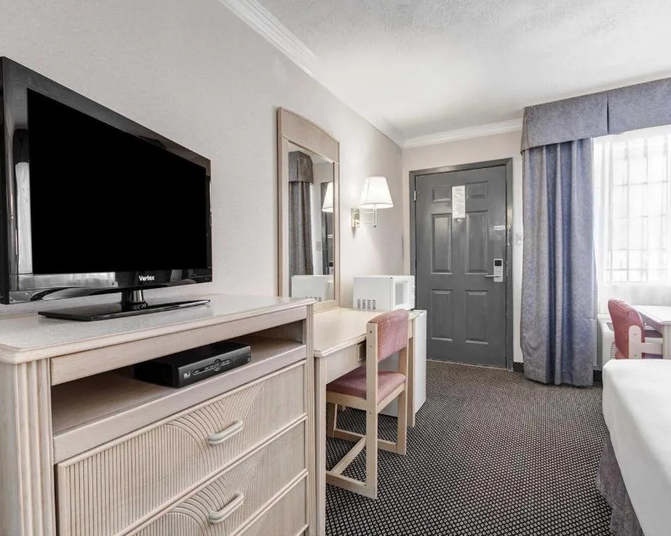 Bed in Econo Lodge Van Horn