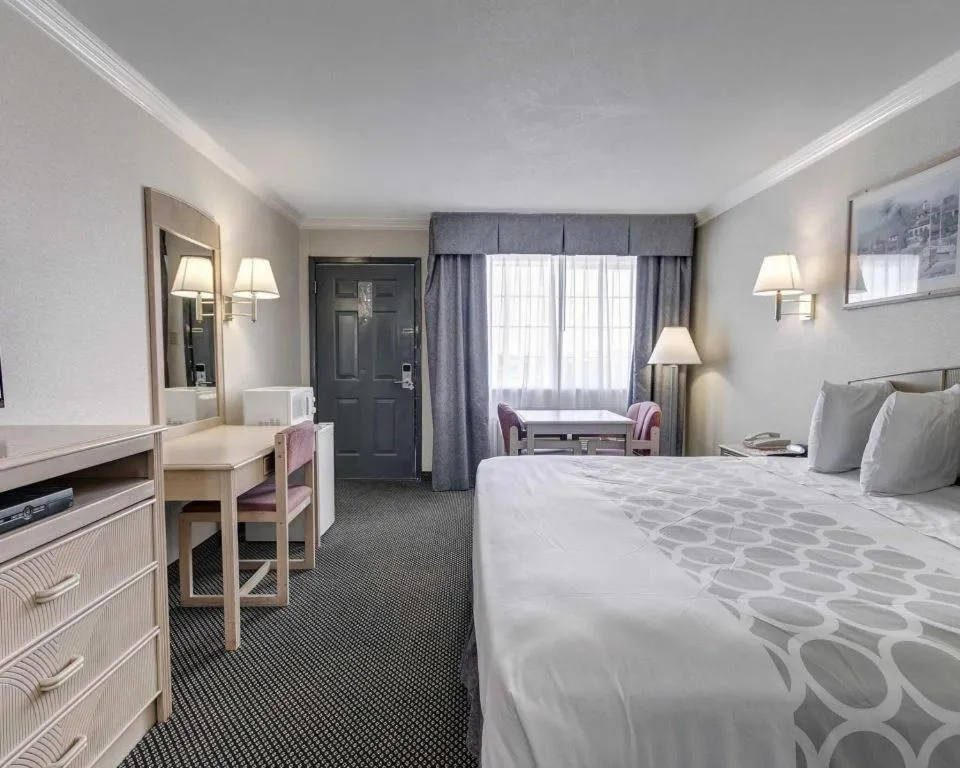 Bed in Econo Lodge Van Horn