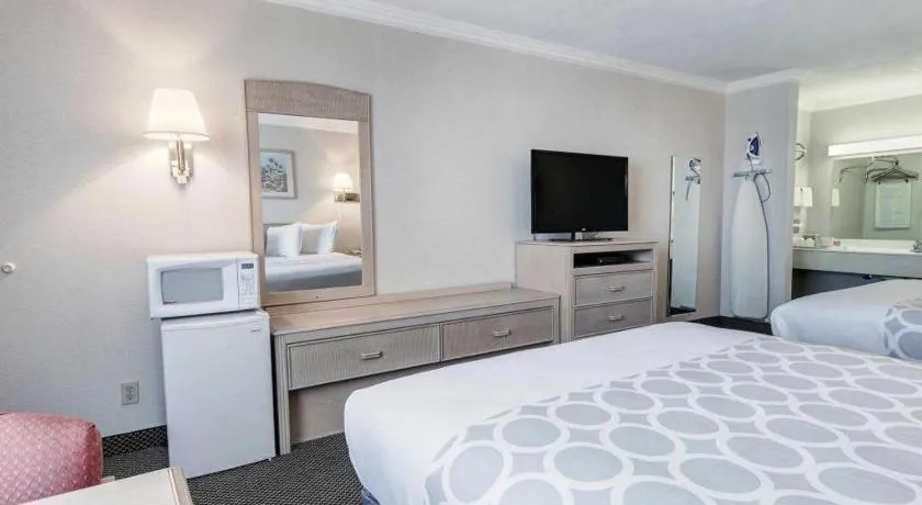 Bed in Econo Lodge Van Horn