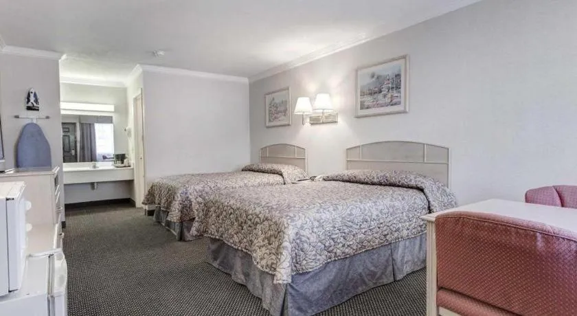 Bed in Econo Lodge Van Horn