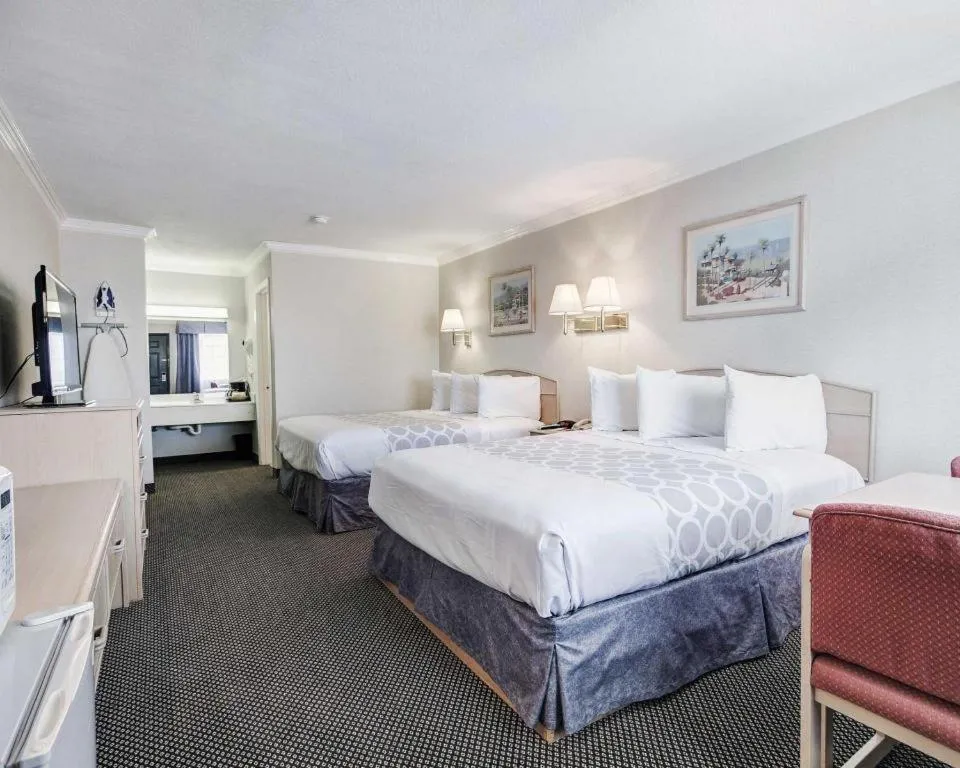 Bed in Econo Lodge Van Horn