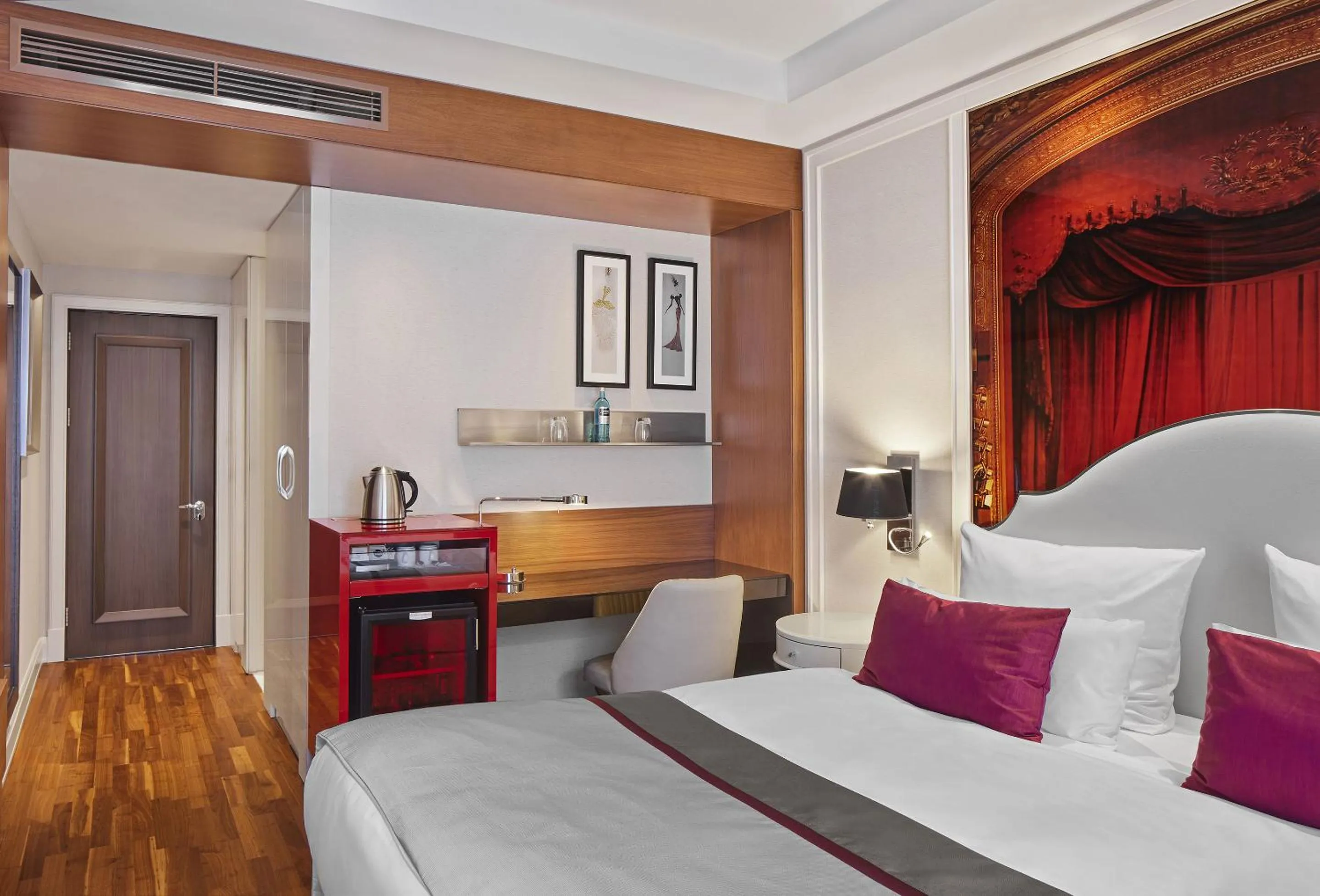 Coffee/tea facilities, Bed in TITANIC Gendarmenmarkt Berlin