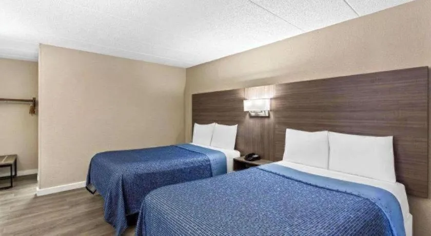 Bed in Econo Lodge Willowbrook