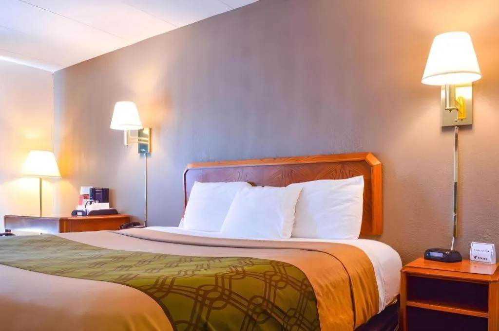 Bed in Econo Lodge