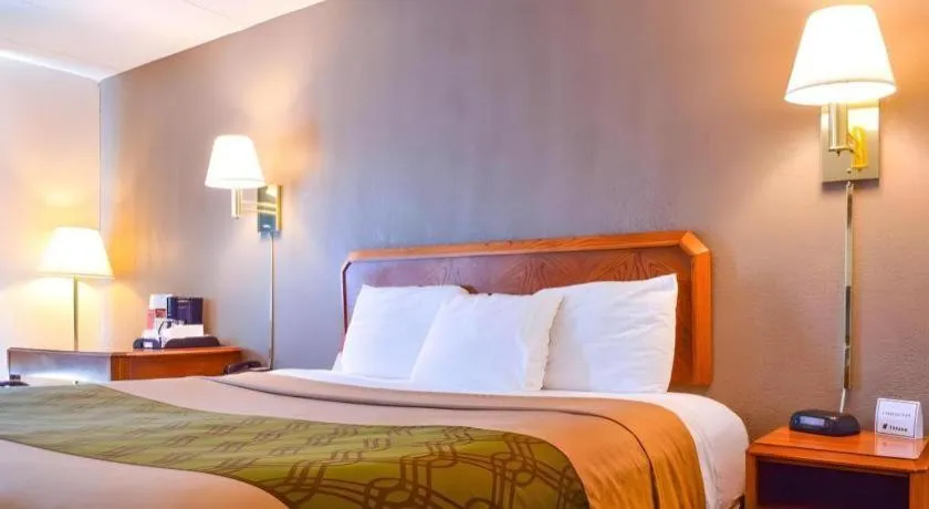 Bed in Econo Lodge