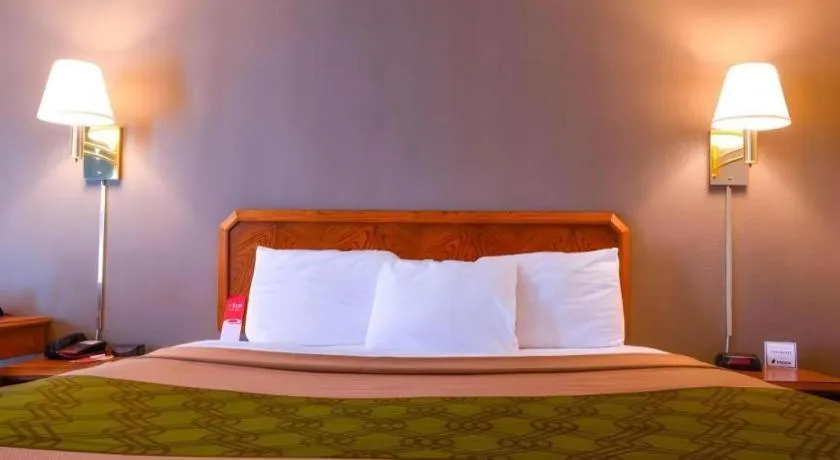 Bed in Econo Lodge