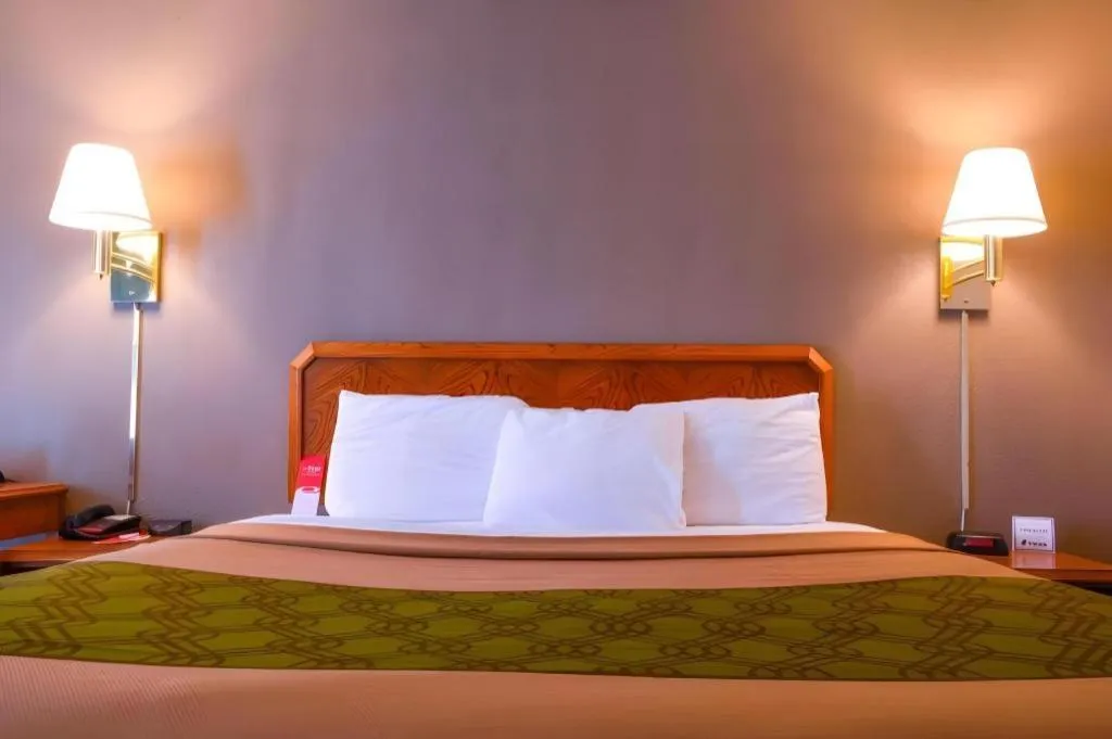 Bed in Econo Lodge