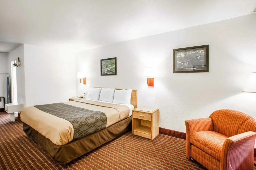 Bed in Econo Lodge Truman Inn
